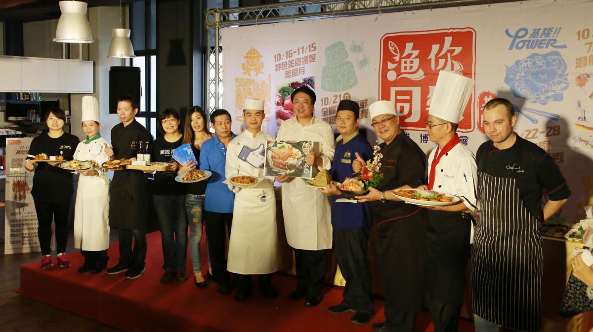 ▲基隆市府借由將登場的產業博覽會行銷在地美食，市長林右昌特地扮成型男主廚做台、義式料理PK。（圖／基隆市政府提供）