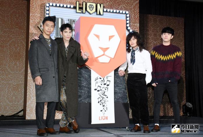 ▲蕭敬騰（左二）所屬的「獅子合唱團」發表全新專輯《REPLAY》。（圖／記者林調遜攝，2017.10.11）