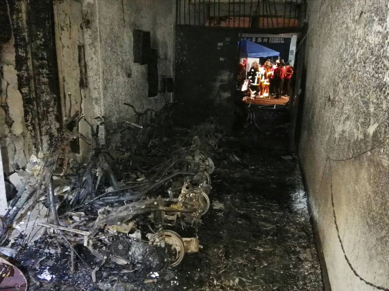 ▲一名男子在桃園市一處民宅騎樓下縱火，造成50歲簡姓住戶因逃生不及被燒成焦屍。縱火者投案後表示，因失業心情不佳，朝騎樓機車潑灑汽油，未料釀成慘劇，因良心不安投案。（桃園市政府消防局提供）中央社記者邱俊欽桃園傳真106年10月11日