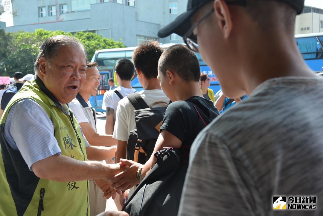 ▲陳光復歡送役男入營服役。（圖／記者鄧至傑攝 , 2017.10 11）