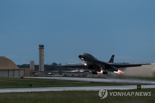 ▲美國空軍2架B-1B戰略轟炸機與南韓空軍2架F-15K戰鬥機聯合實施軍事演習。（圖／翻攝自韓聯社）
