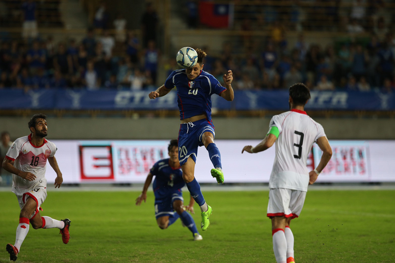 ▲2019年亞洲盃足球賽資格賽，中華男足10日晚間在台北田徑場對上巴林，儘管上半場一度落後，中華男足下半場急起直追，朱恩樂（中）一記頭槌成功拿下超前分，助中華男足逆轉摘勝。（圖／中央社提供）