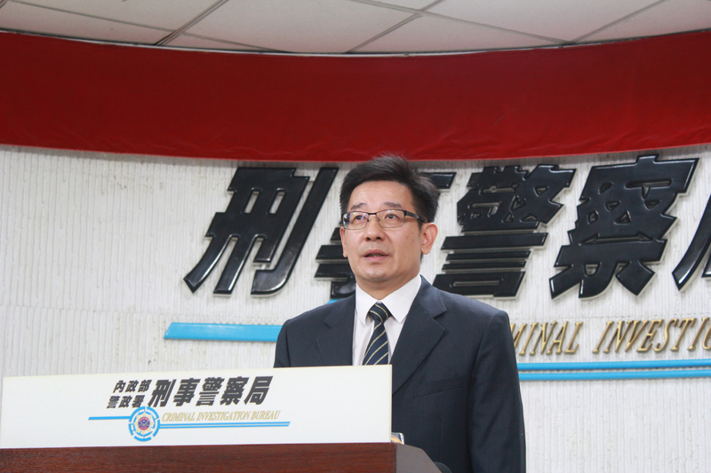 ▲刑事局偵九大隊長邱紹洲（圖）9日說，針對遠東商銀遭駭案，斯里蘭卡警方獲報後，在當地逮捕一名男性車手，並在住處發現共犯，駭客是透過美國和荷蘭伺服器轉匯。中央社記者劉建邦攝106年10月9日