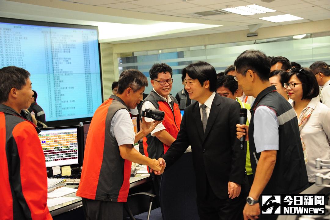 ▲行政院長賴清德表示，明年將投入一億元經費，建立新車評價制度\\(NCAP\\)。圖為賴清德視察高公局交控中心。（資料照／行政院提供）