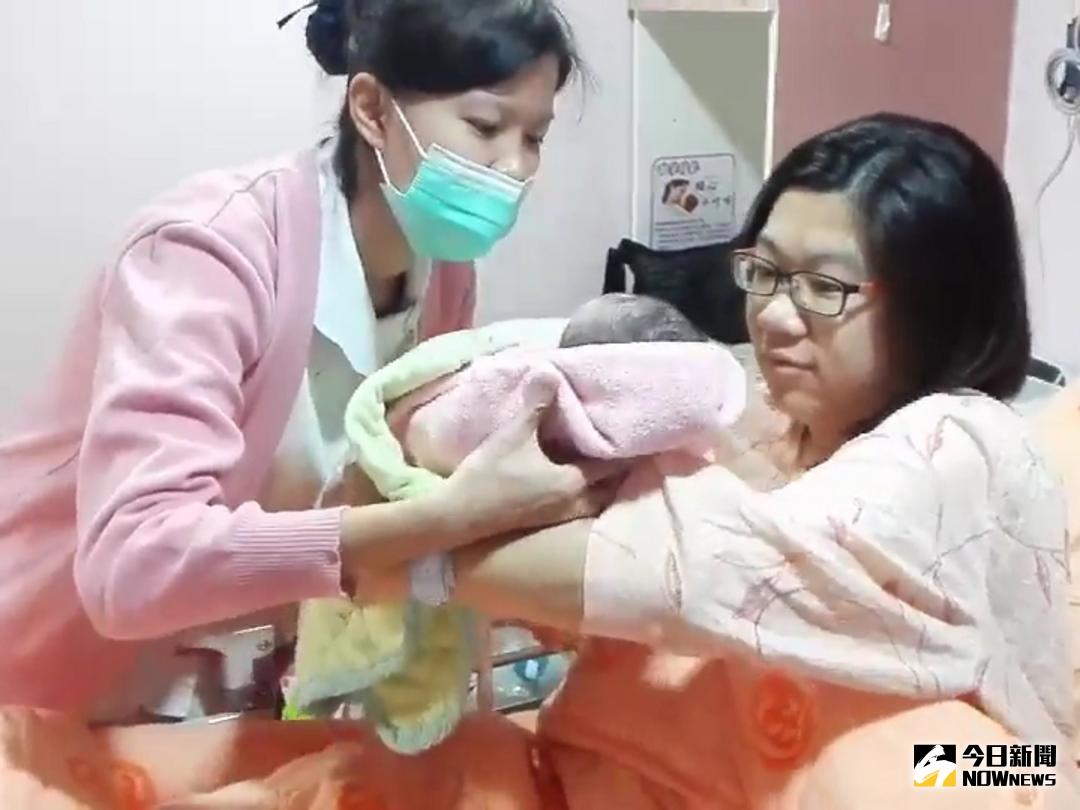 ▲跟國家一起慶生！彰化基督教醫院喜迎國慶寶寶，在一旁守候的丈夫與產婦，掩藏不住心中喜悅。（圖／記者陳雅芳翻攝，2017.10.10）