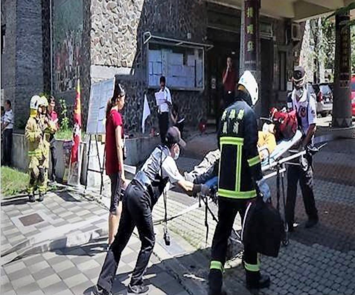 有鑑於珍貴文獻保存十分重要，高雄市政府消防局於那瑪夏區，配合那瑪夏圖書館共同舉辦組合訓練，結合工作人員自衛消防編組訓練，以期達到有效預防之成效。（圖／第六救災救護大隊提供，2017.10.10）