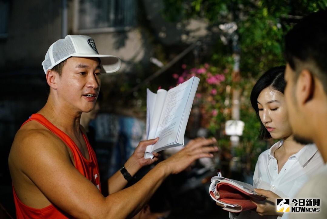 ▲何潤東（左）親自導戲，被演員們笑「愛碎唸」。（圖／TVBS提供，2017.10.10）