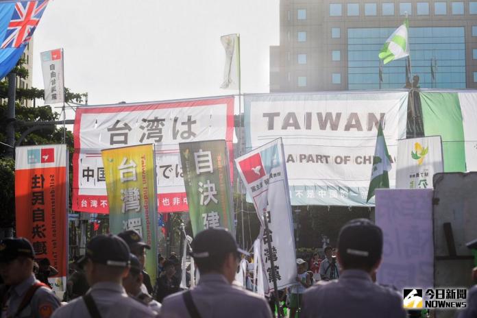 ▲獨派團體在景福門周邊舉牌抗議。（圖／記者陳明安攝,2017.10.10）