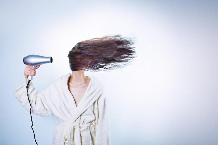 ▲吹頭髮時，溫度不宜過高、距離不要太近，才不會導致頭髮毛躁易掉。（示意圖／翻攝自Pixabay）