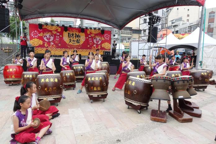 ▲覺醒藝術團隊於「文財神」聖誕前舉辦首屆財神文化祭。〔圖／嘉市府提供2017.10.09〕