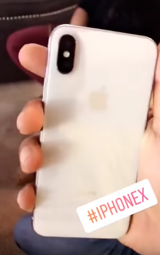 「他」已入手把玩iPhone X　網友紛猜他是誰
