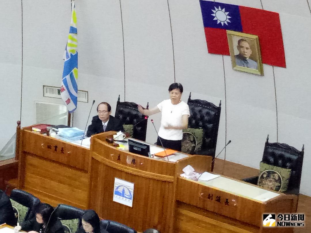 ▲議長劉陳昭玲以地方最迫切需求遞建議書。（圖／記者鄧至傑攝 , 2017.10 09）