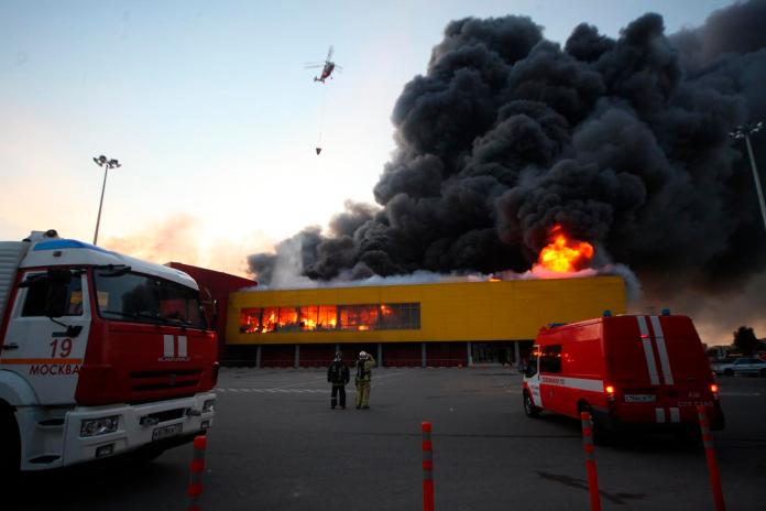 ▲莫斯科一家大型商場在當地時間8日發生火災。（圖／達志影像／美聯社）
