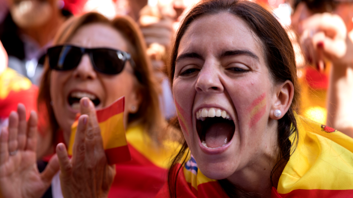 ▲數十萬加泰隆尼亞人周日舉辦示威遊行，反對脫離西班牙獨立。（圖／達志影像／美聯社）