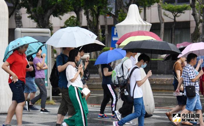 ▲中央氣象局在今\\(9\\)日清晨持續針對北部、東部，以及恆春半島等7個縣市發布豪雨、大雨特報。（圖／NOWnews）