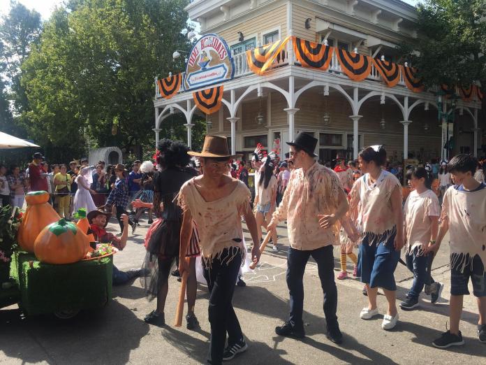 ▲六福村萬聖慶典墓碑鎮活屍大遊行。（圖／六福村提供 , 2017.10.08）