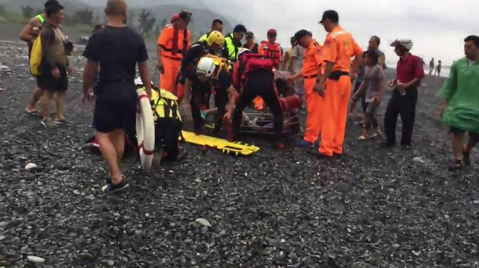 ▲救難人員於海灘進行CPR後，將溺水民眾送蘇澳榮民醫院急救。（圖／記者李清貴翻攝 , 2017.10.08）