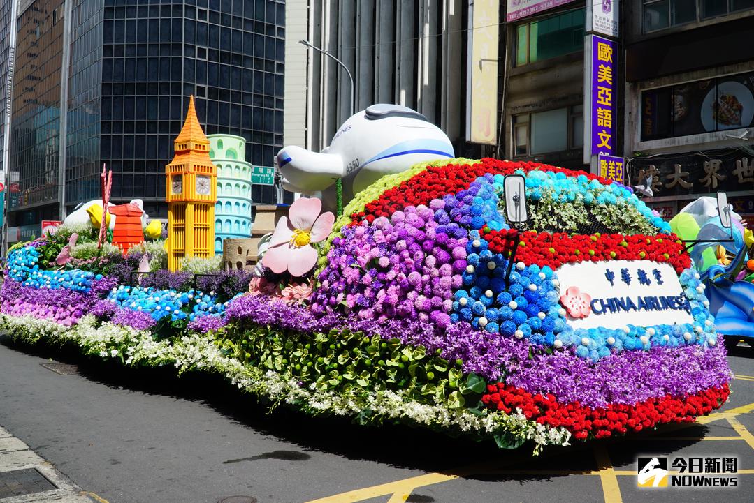 ▲中華航空公司以「華航領頭揚，台灣齊飛翔」為主題，創意花車一出現，讓人驚艷。（圖／記者陳雅芳翻攝，2017.10.8）