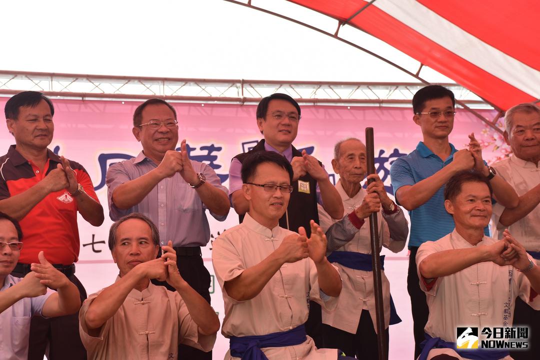 ▲包括副縣長丁彥哲、鄉長鍾福助及縣議員李明哲均在現場學習「請拳」。（圖／記者郭春輝攝 , 2017.10.08）