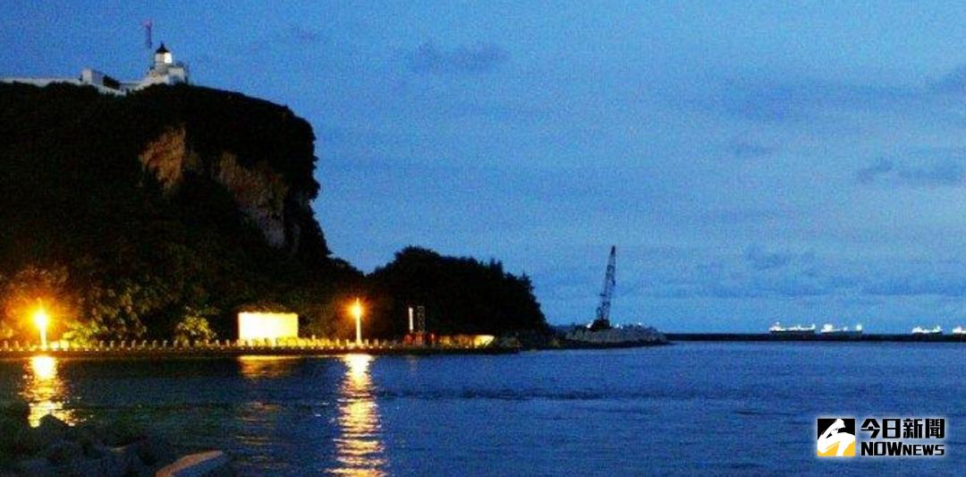 ▲8月份正值農曆7月期間，一名林姓男子趁著鬼月，戴上骷顱頭面具，在西子灣四處嚇人，警方獲報將他逮捕後，依社維法裁罰，日前簡易庭判決出爐，判處林男罰款1200元。（圖／NOWnews資料畫面）