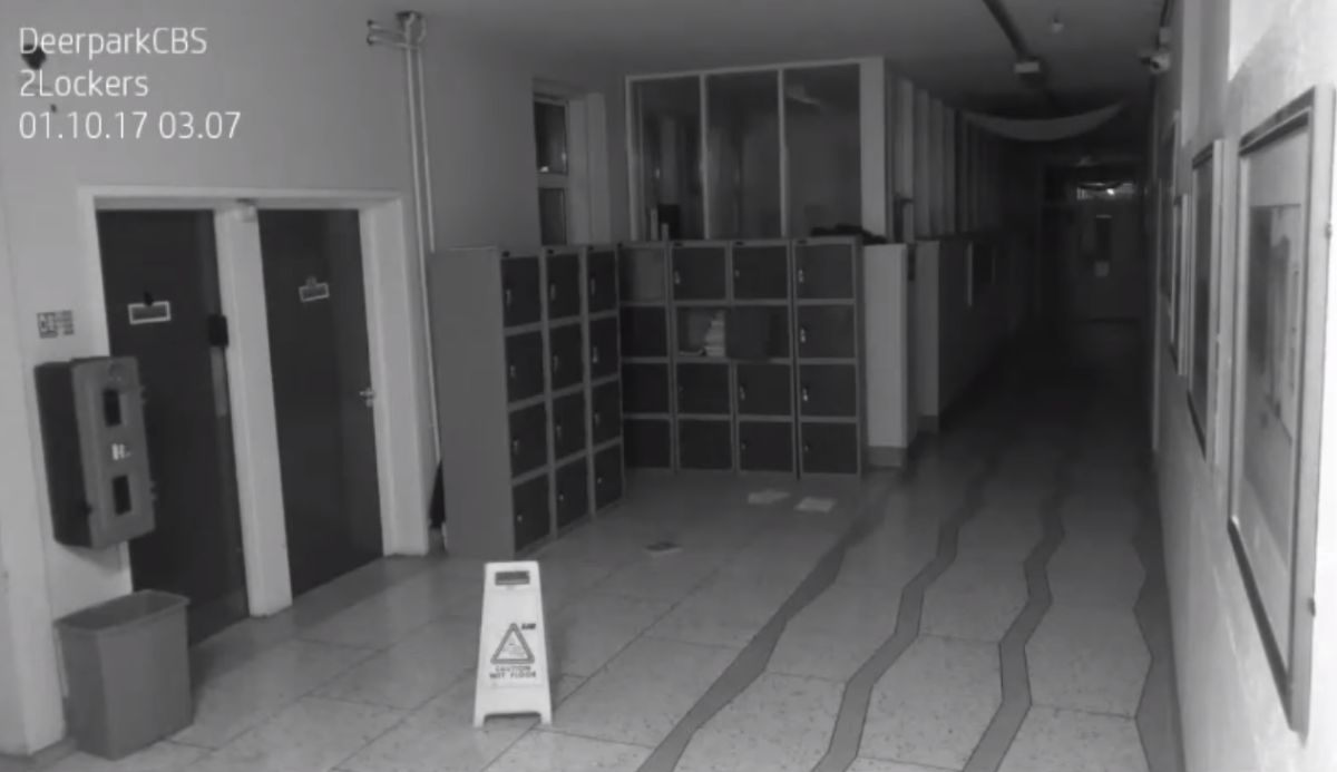 ▲愛爾蘭一所歷史悠久的中學近來頻傳靈異事件，校方公布的監視器畫面中可看到，在無人的走廊上置物櫃突然被拉開，裡面的紙張也飛出散落一地。（圖／翻攝自Youtube影片）