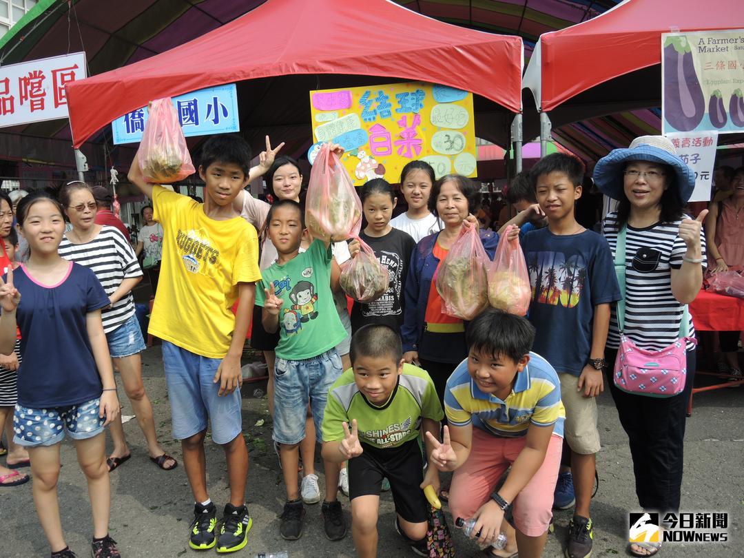 ▲溪州鄉農會舉辦農特產品促銷活動，農會提供在地的蔬菜、水果給學生們義賣。（圖／記者陳雅芳攝，2017.10.7）