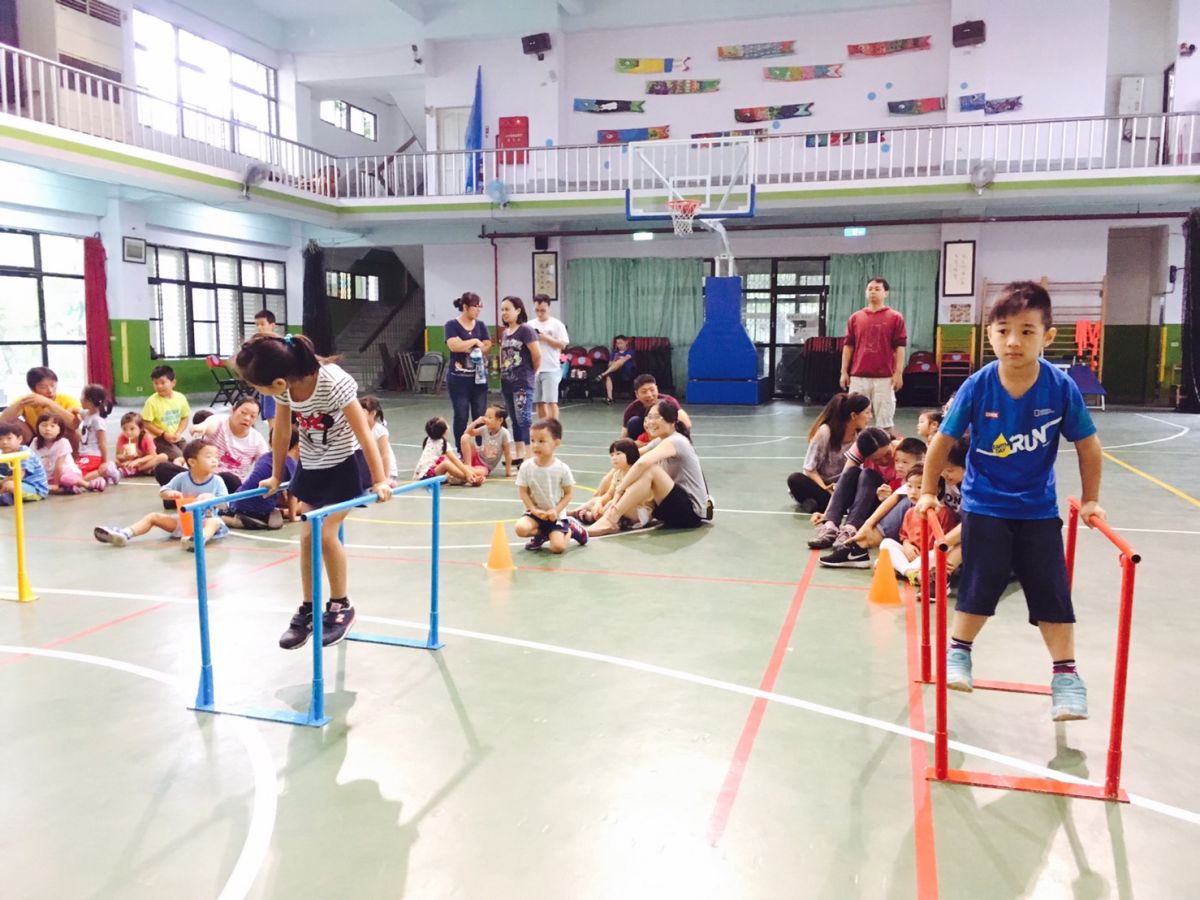 ▲基隆市政府教育處今舉辦以「雙槓架」為主題的親子互動遊戲，40組親子在活動過程中均獲得美好回憶。（圖／基隆市政府提供）