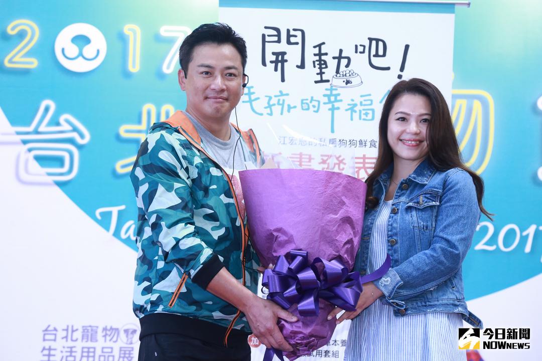 ▲江宏恩出席台北寵物生活用品展，大展料理寵物食物的好手藝，未婚妻也到場獻花支持。（圖／記者葉政勳攝 , 2017.10.07）