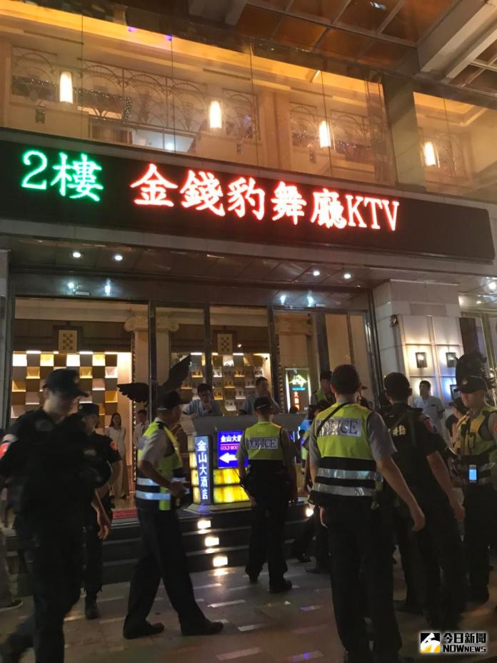 ▲國慶日前，台中市警方針對指標性大型娛樂場所進行臨檢，進行預防性的臨檢治安勤務。（圖／記者鄧力軍攝 , 2017.10.07）