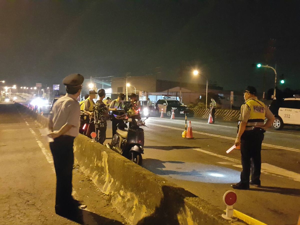 ▲屏縣警局集中警力鎖定縣內38處易生危害治安的公共場所實施臨檢，並在各重要聯外道路、橋樑等執行路檢。（圖／記者陳宗傑翻攝,2017.10.07）