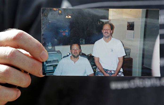 ▲拉斯維加斯槍擊案64歲槍手裴德克（Stephen Paddock）(右)與胞弟艾瑞克的合照。（圖／達志影像／美聯社）