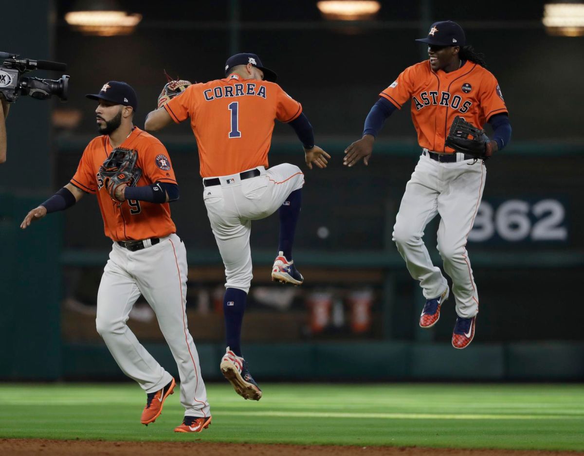 ▲印地安人贏球聽牌，選手們在場中慶祝。（圖／美聯社／達志影像）