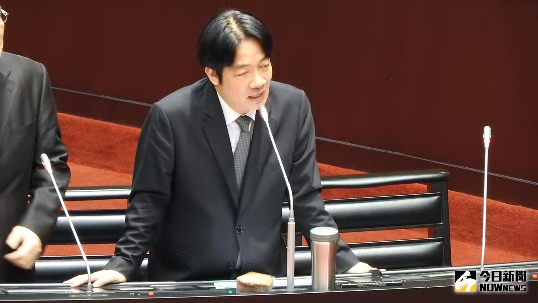 ▲民進黨立委張宏陸送上蛋糕替行政院長賴清德慶生；賴回應，他從小很少慶生。（圖／記者戴祺修攝,2017.10.06）