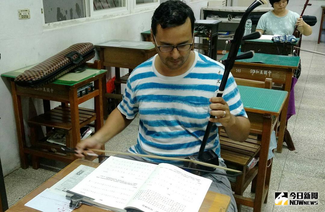 ▲巴西傳教士雷勇到美港西社區大學學二胡，希望學習二胡讓傳教詩歌更親民。（圖／記者陳雅芳攝，2017.10.6）