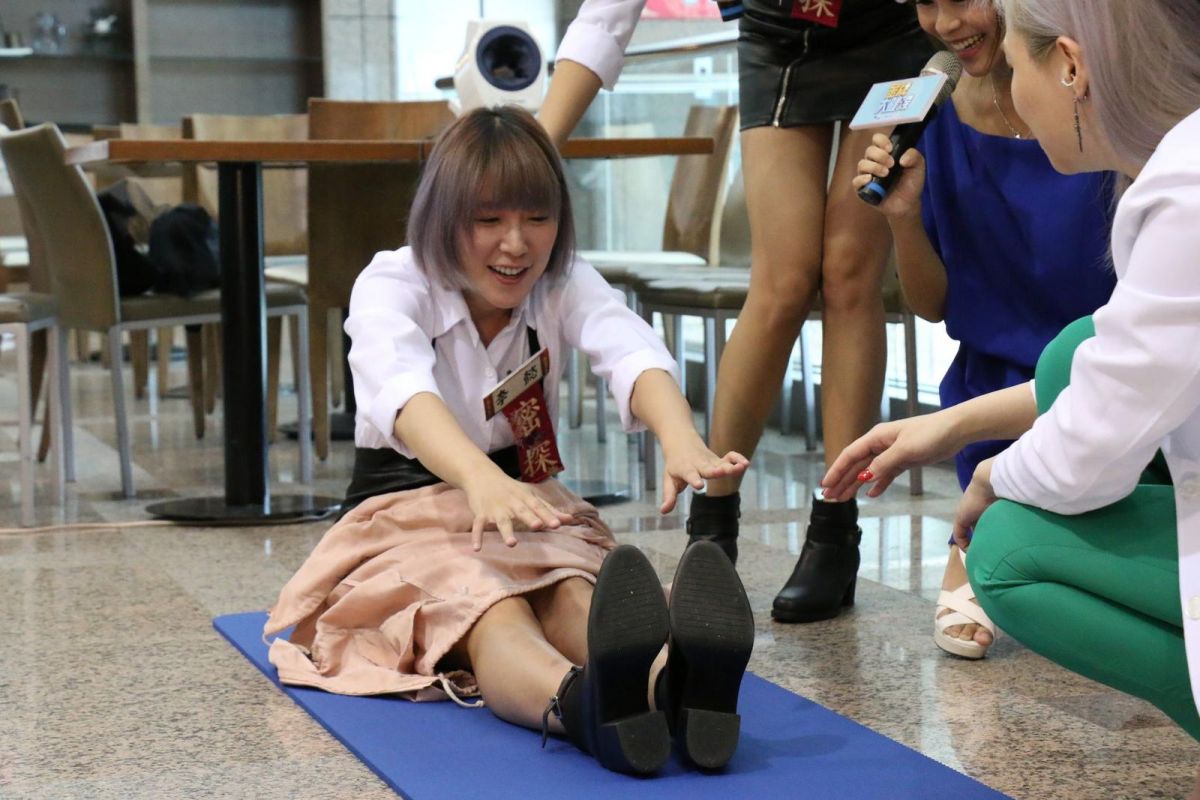 ▲李懿自嘲筋很硬。（圖／中天提供，2017.10.06）