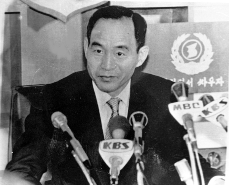 ▲反共義士孫天勤（圖）日前因病逝世，享壽82歲，7日將在台北市立第一殯儀館舉行告別紀念會。圖為孫天勤民國72年自中國大陸駕機先降落韓國後，在韓國召開記者會說明投奔自由經過。（檔案照片）中央社106年10月4日