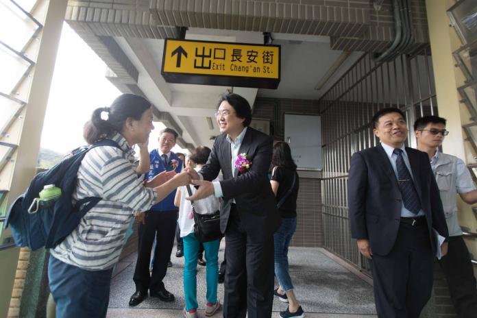 基隆長安社區居民盼多年　台鐵百福車站人行天橋啟用
