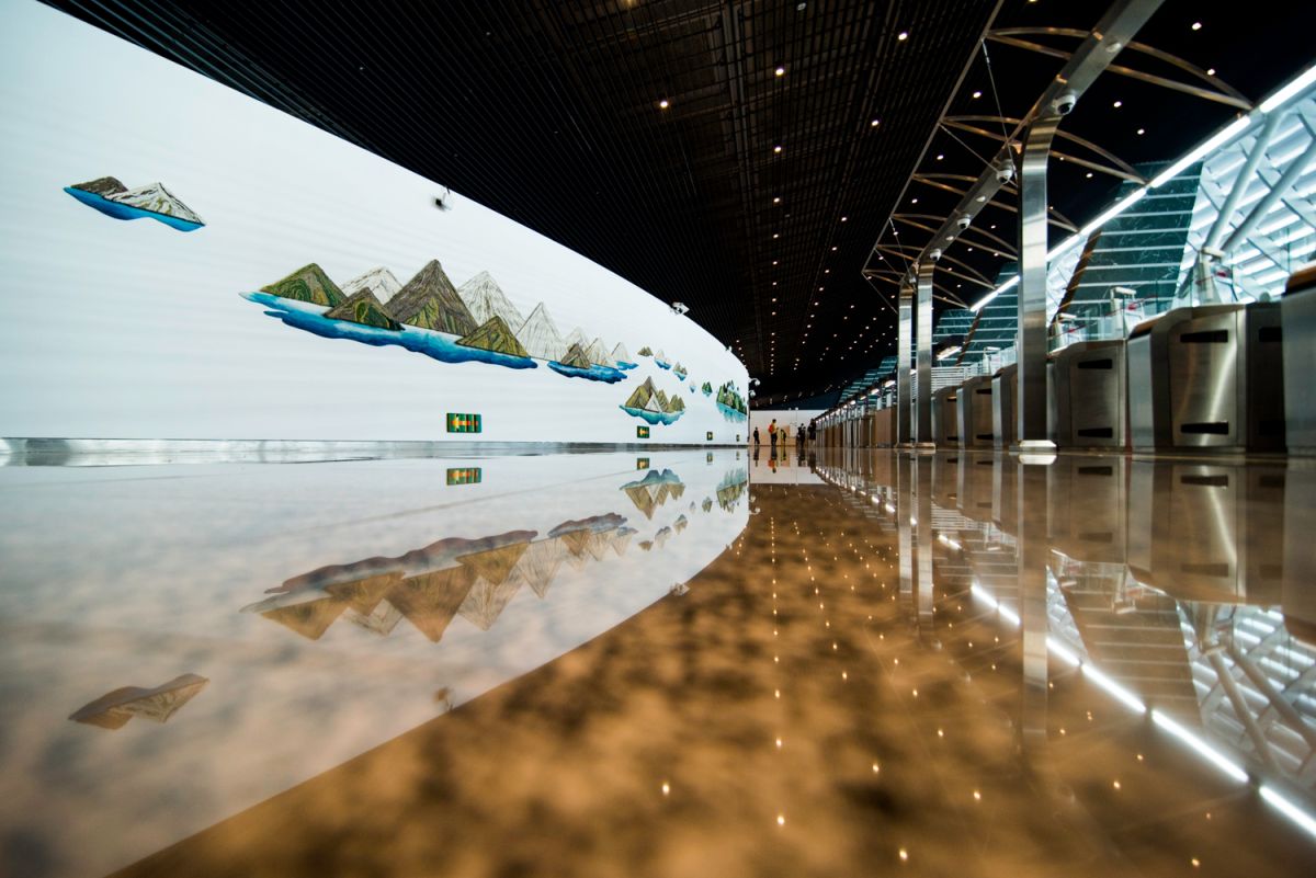 ▲出自原住民藝術家尤瑪．達陸之手的公共藝術《島嶼四季》，成為桃園機場熱門的打卡點。（圖／桃園機場提供）