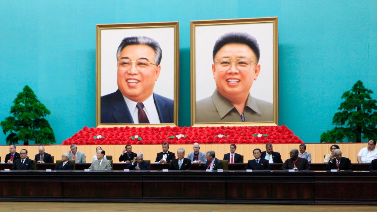 ▲北韓記念前領導人金正日(右)逝世10週年，全國降下半旗並默哀3分鐘。（圖／達志影像／美聯社）