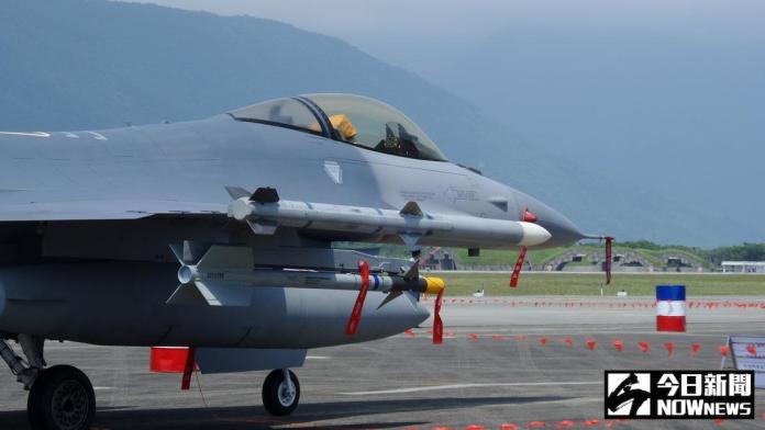 ▲空軍F-16A戰機掛載AIM-120飛彈。（圖／記者呂炯昌攝 ）