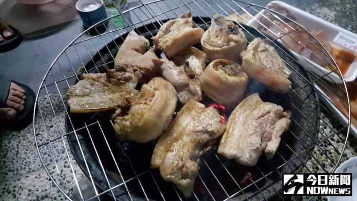 ▲碳烤豬腳別有一番風味。（圖／記者陳佩琪攝 , 2017.10.04）
