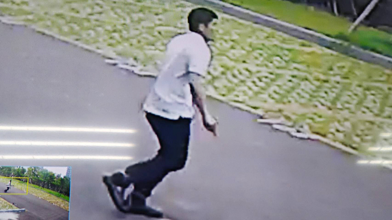 ▲一名何姓槍砲嫌犯（圖）4日下午在新竹地院羈押庭審理遭裁定收押後，竟趁隙拿美工刀要脅自戕，讓法警不得靠近，隨後戴著腳鐐逃脫，警方緊急動員搜捕中。（請珍惜生命。自殺防治專線（24小時）：0800-788-995；生命線：1995。）（翻攝畫面）中央社記者管瑞平傳真106年10月4日