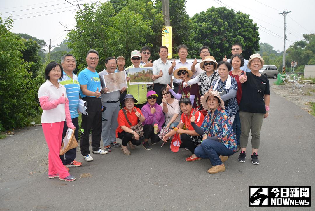 ▲圳頭里里長楊文俊，帶著市長等一行人探勘野溪。（圖／記者郭政隆攝，2017.10.4）