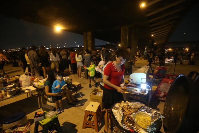 ▲中秋佳節，可惜台北月亮不露臉，還下起雨來。不過仍有許多民眾選擇到有遮蔽的大直橋下享受烤肉樂趣。中央社記者吳家昇攝106年10月4日