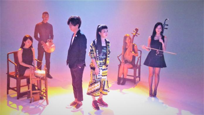 ▲林隆璇（左）邀請魏如昀一起拍〈那些歌兒〉MV，沒想到卻被打趣像「相親」。（圖／青田音樂文化提供 , 2017.10.04）