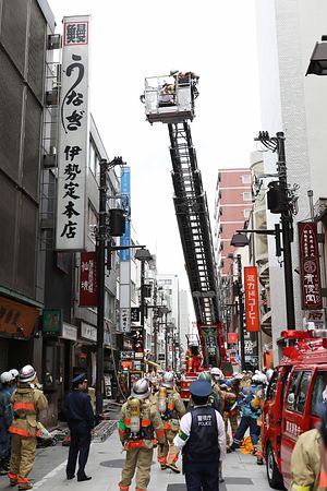 ▲日本東京都1棟7層樓高建築今日上午發生火災。（圖／翻攝自jiji.com）