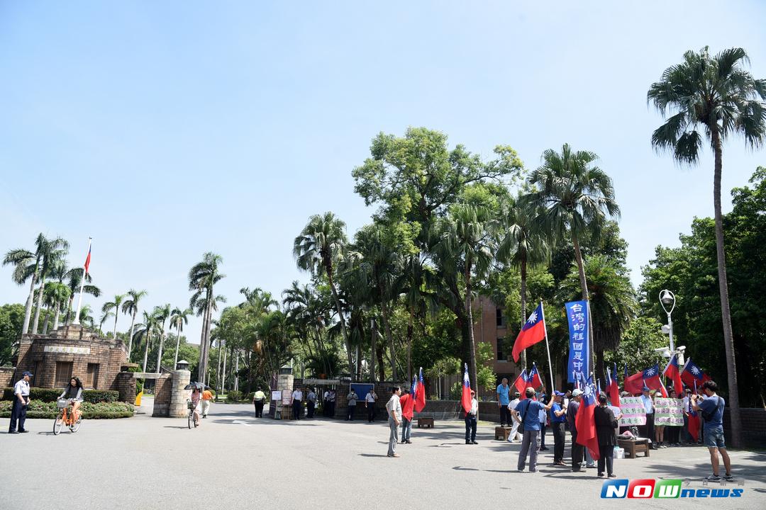 ▲藍天行動聯盟到台大抗議。（圖／記者林柏年攝 , 2017.09.26）