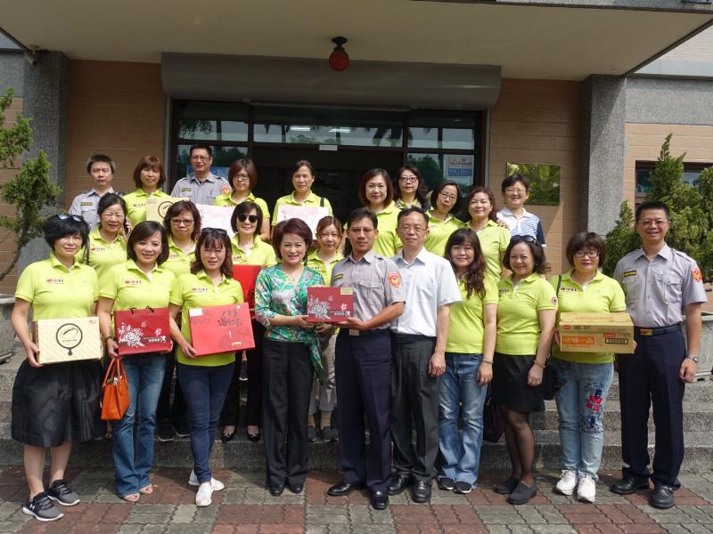 ▲蕭淑麗議長帶領婦聯會姊妹們前往各派出所慰勞辛勞的員警。（圖／記者郭政隆翻拍）