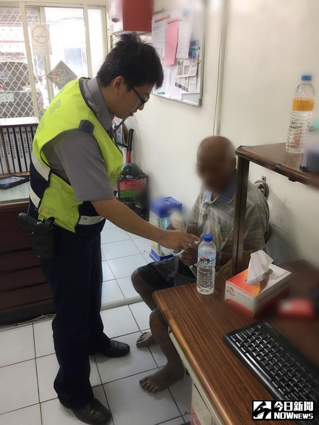 ▲員警在路上發現走失的老人家一臉驚慌，安撫老翁並帶他回派出所內休息。（圖／記者蘇榮泉翻攝）