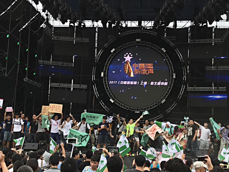 ▲台大學生抗議校方將田徑場租借給中國大陸選秀節目舉辦音樂會，造成跑道受損，更嚴重影響學生受教權。主辦單位應校方要求，基於維安因素取消活動。中央社記者繆宗翰攝106年9月24日